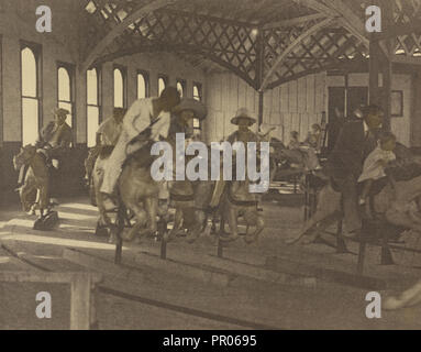 La gente que viaja en un carrusel; Louis Fleckenstein, Americana, 1866 - 1943, alrededor de 1910; tonos sepia goma bicromada imprimir Foto de stock