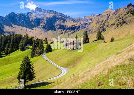 Espectaculares vistas a la montaña entre Murren y Allmendhubel (Berner Oberland, Suiza). Murren es un pueblo de las montañas inaccesibles por carretera pública Foto de stock