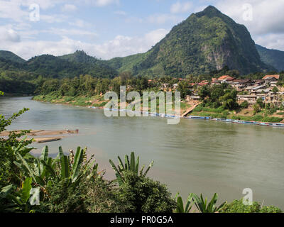 Village, ríos y montañas, Nong Khiaw, Laos, Indochina, en el sudeste de Asia, Asia Foto de stock