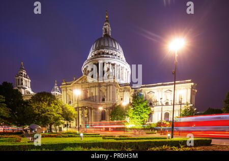 La Catedral de San Pablo y un autobús de Londres, Londres, Inglaterra, Reino Unido, Europa