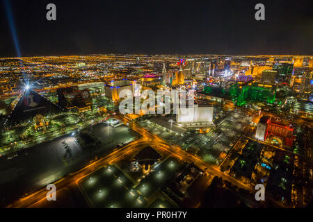 Vista de Las Vegas y la tira en helicóptero por la noche, Las Vegas, Nevada, Estados Unidos de América, América del Norte Foto de stock