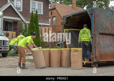 Detroit, Michigan - Trabajadores retirar barriles de amianto de una casa vacía en el barrio de Morningside. Foto de stock