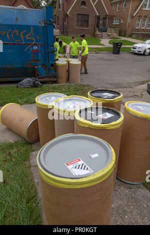 Detroit, Michigan - Trabajadores retirar barriles de amianto de una casa vacía en el barrio de Morningside. Foto de stock