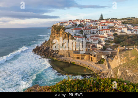 Vista desde un mirador sobre el pueblo, Azenhas do Mar, municipio de Sintra, Portugal, Europa
