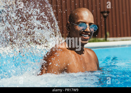 Sonriente Hombre Afroamericano Gafas Sol Pie Piscina Con