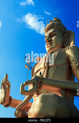 Estatua del dios hindú Shiva con trident spear (trisula, Koneswaram trishula) en el templo en Trincomalee, Sri Lanka. Foto de stock