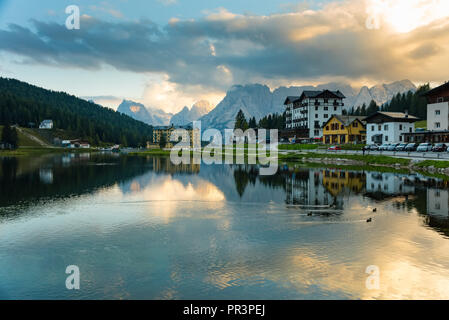 Sunset verano vista del Parque Nacional lago Misurina Tre cime di Lavaredo Dolomitas