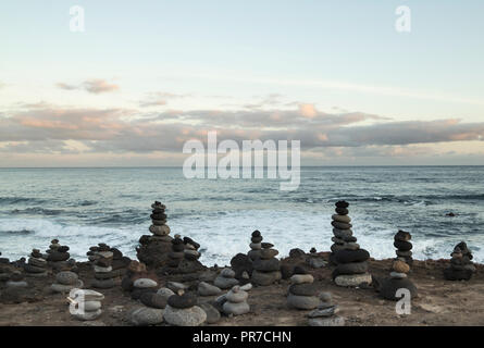 Piedras equilibrado/apilamiento de piedras en la playa rocosa. Foto de stock