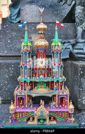 Szopka, pesebre navideño, competición anual en diciembre en el Monumento de Adam Mickiewicz, Rynek Glowny o Plaza del Mercado de Cracovia, Polonia Foto de stock