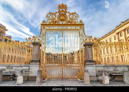 Puerta dorada principal en la fachada exterior del Palacio de Versalles, París, Francia Foto de stock