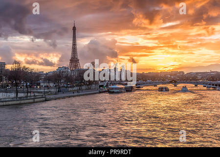 Un asombroso atardecer en París, con la torre Eiffel y el río Sena.