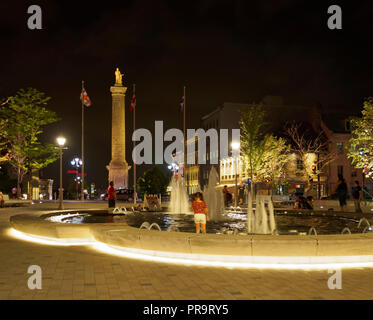 Nelson's Column y la fuente en la Plaza Jacques Cartier, Montreal Foto de stock
