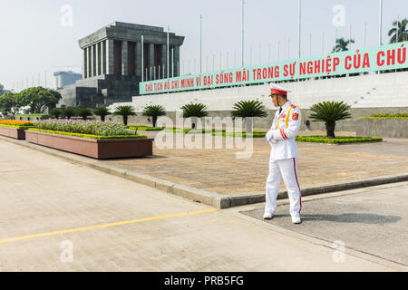 Hanoi, Vietnam - 15 de octubre de 2016. El cambio de la guardia militar de honor en el Mausoleo de Ho Chi Minh. El lugar de descanso final de dirigente comunista. Foto de stock