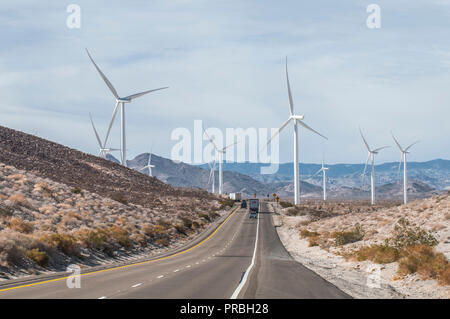 Los generadores eléctricos de potencia eólica en las montañas Foto de stock