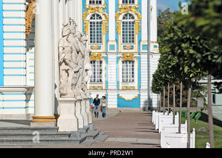 TSARSKOYE SELO, Saint Petersburg, Rusia - 15 de septiembre de 2015: El grupo escultórico, cerca del Palacio de Catalina. Foto de stock