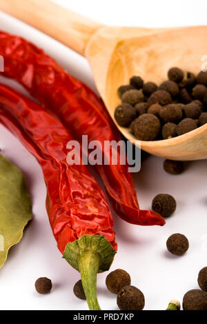 Especias: pimienta, pimiento aromático sobre la cuchara de madera closeup Foto de stock