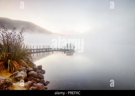 Un colde y brumosa mañana en el lago Rotoroa, Parque Nacional de Los Lagos de Nelson, Nueva Zelanda.