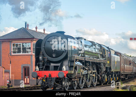 Preservado BR standard class 7 locomotora a vapor, la colosal Britannia No.70000 al llegar a la estación de RVS Kidderminster, Otoño de 2018, Gala de vapor.