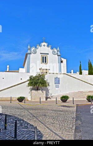 Igreja de Sant'Ana Iglesia en el casco antiguo de Albufeira, Algarve, Portugal Foto de stock
