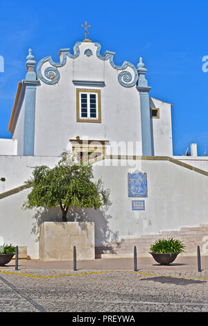 Igreja de Sant'Ana Iglesia en el casco antiguo de Albufeira, Algarve, Portugal Foto de stock