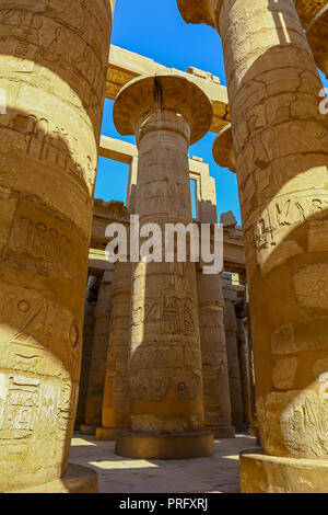 La sala hipóstila salen en el templo de Amón en el complejo del templo de Karnak, también conocido como el Templo de Karnak, en Tebas, Luxor, Egipto