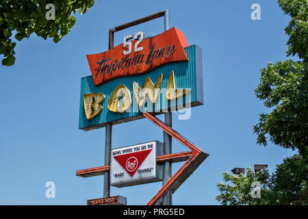 Viejo cartel de neón sobre Tropicana Lanes Bowling Center, Clayton Road, Richmond Heights, San Louis, Missouri, EE.UU. Foto de stock