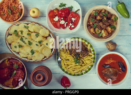 Cocina Cocina balcánica, platos tradicionales, vista superior. Foto de stock