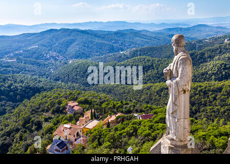 Vista desde el templo del Sagrado Corazón de Jesús en la cima del Monte Tibidabo, Barcelona, España Foto de stock