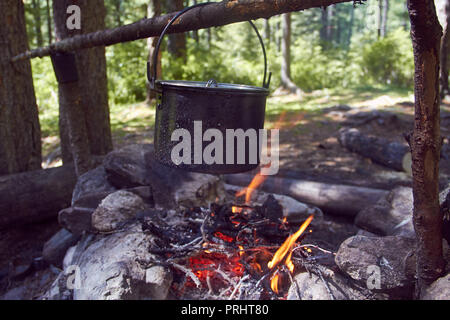 Calderos Metálicos Con Tapa Se Calientan Y Ahuman Sobre Un Fuego En El  Bosque Platos Turísticos Para Cocinar. Foto de archivo - Imagen de  cocinero, kitchenware: 192302482