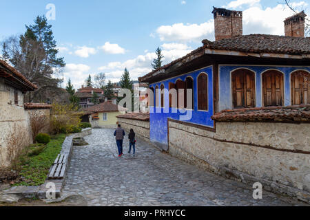 Un par ir caminando por una calle de adoquines en el Centro de Bulgaria, Koprivshtitsa. Foto de stock