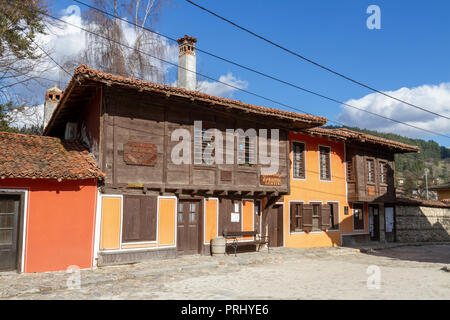 Típico edificio histórico (incluyendo dentistas) en Koprivshtitsa, Central de Bulgaria. Foto de stock