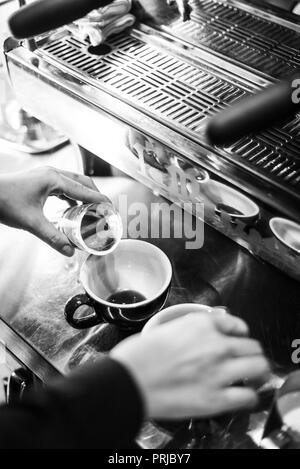 Hacer café espresso bw en blanco y negro de cerca los detalles con