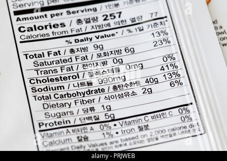 La etiqueta de datos de nutrición en paquete de fideos ramen coreanos (alta en grasas saturadas y alta en sodio alimentos) - EE.UU. Foto de stock