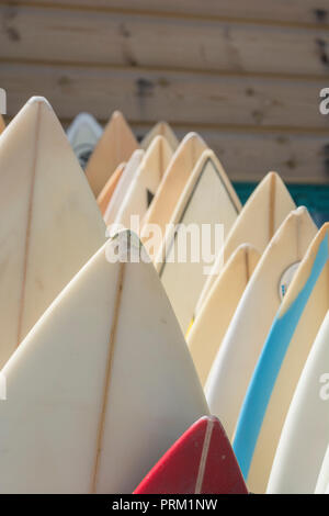 Reflejo del mundo de surf, tablas de windsurf, surf y actividades / lifestyle en Newquay, Cornwall. Casa de Boardmasters Festival. Foto de stock