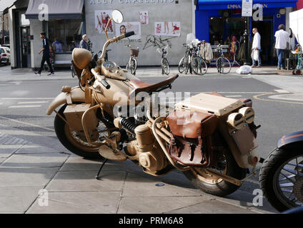 1942 VIntage moto Harley Davidson estacionada en la calle Portobello Londres
