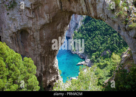 Mulher Olhando Para Um Arco Natural. Capri, Itália Foto Royalty