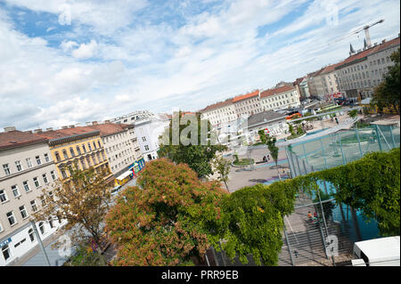 Wien, Brunnenmarktviertel, herbstlicher Blick auf den Yppenplatz Foto de stock