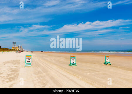 Los carriles de tráfico en la Playa de Daytona Beach, Florida Foto de stock