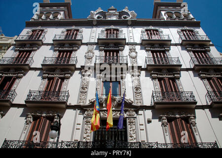 Banderas en la fachada del edificio histórico en Valencia, España Foto de stock