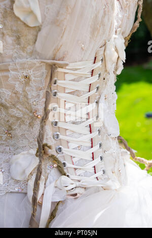 Espalda de vestido de novia corset cordones con velo nupcial vestido blanco  crema de día mono Fotografía de stock - Alamy