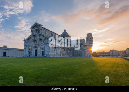 Italia, Toscana, Pisa, vistas a la Catedral de Pisa y la Torre Inclinada de Pisa de la Piazza dei Miracoli al atardecer