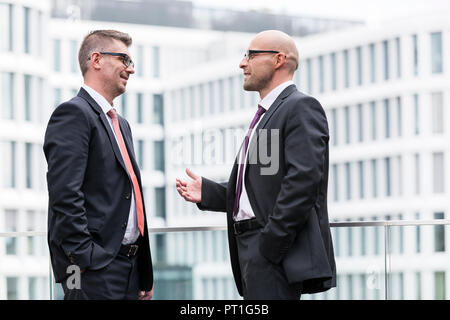 Polonia, Warzawa, dos hombres de negocios en discusión Foto de stock