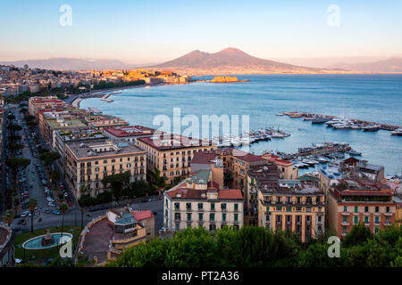 Napoli, vista panorámica de la bahía desde Posillipo, Campania, Italia Foto de stock