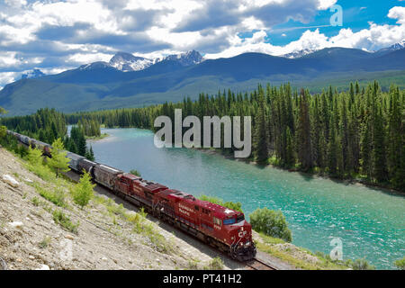 Morant es curva, el famoso punto a lo largo de la Canadian Pacific Railway, Alberta, Canadá Foto de stock