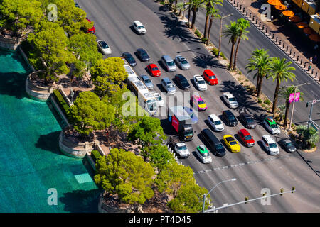 Las Vegas Boulevard aka la tira desde arriba en la parte delantera del hotel Bellagio el área de la fuente y del tráfico Foto de stock
