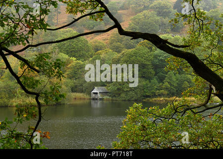 El Boathouse en Rydal Water en el Parque Nacional Lake District Cumbria a principios de otoño Foto de stock