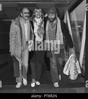 Cantantes folk americano Peter, Paul y Mary llegando en el aeropuerto londinense de Heathrow en 1988.