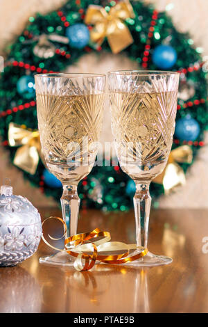 Copas de champagne en el fondo de navidad