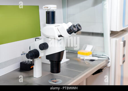 Microscopio moderno en el laboratorio de biotecnología. Equipo de laboratorio de fertilización