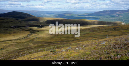 Ver más Sugar Bowl Trail a Loch Morlich & Bosque Rothiemurchus, Cairngorms, Escocia Foto de stock